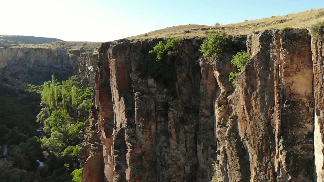 Vista aerea di ripide scogliere rocciose di canyon in Cappadocia
