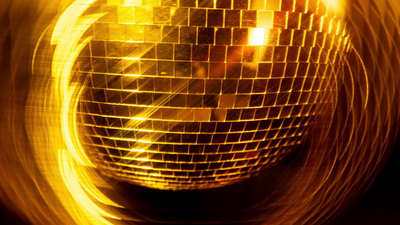 나이트 클럽 에서 회전 하는 금색 거울 공