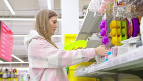 mujer comprando utensilios de cocina en un supermercado