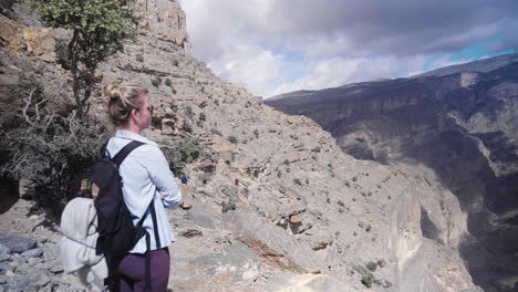 mujer caminando en las montañas de oman