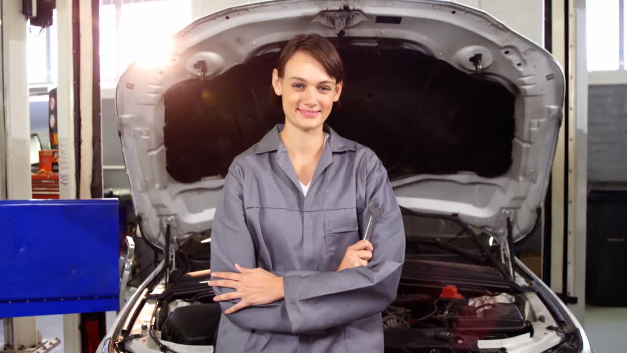 mecánica de pie con los brazos cruzados