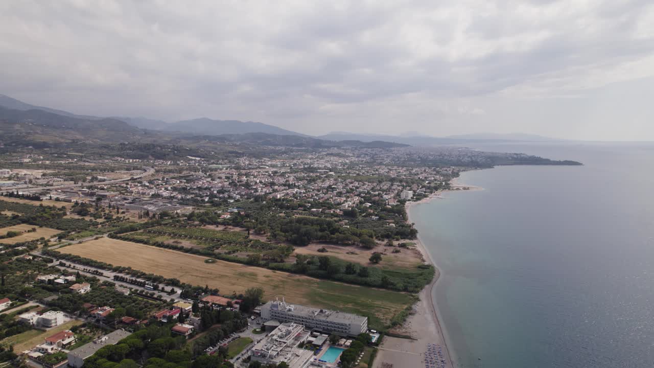 drone ver la playa costera de patras, grecia