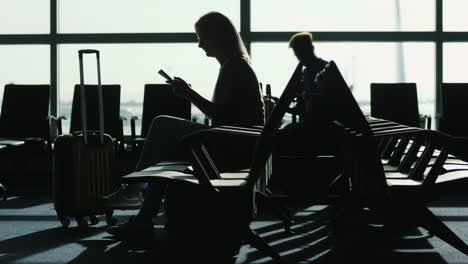 Frau-In-Einem-Flughafen-Mit-Einem-Tablet