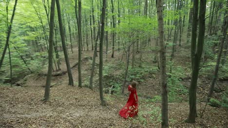 una chica hermosa caminando por el bosque.