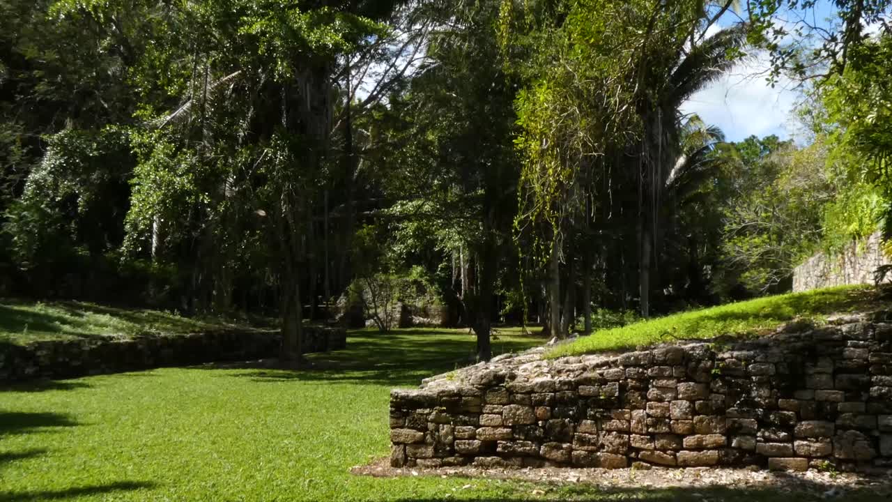 el campo de pelota en el sitio maya de kohunlich - quintana roo, méxico