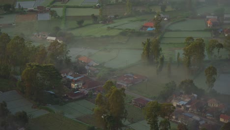 Pueblo-Rural-Con-Casas-Tradicionales-De-Bali-Y-Campos-De-Arroz-En-Batur-Caldera