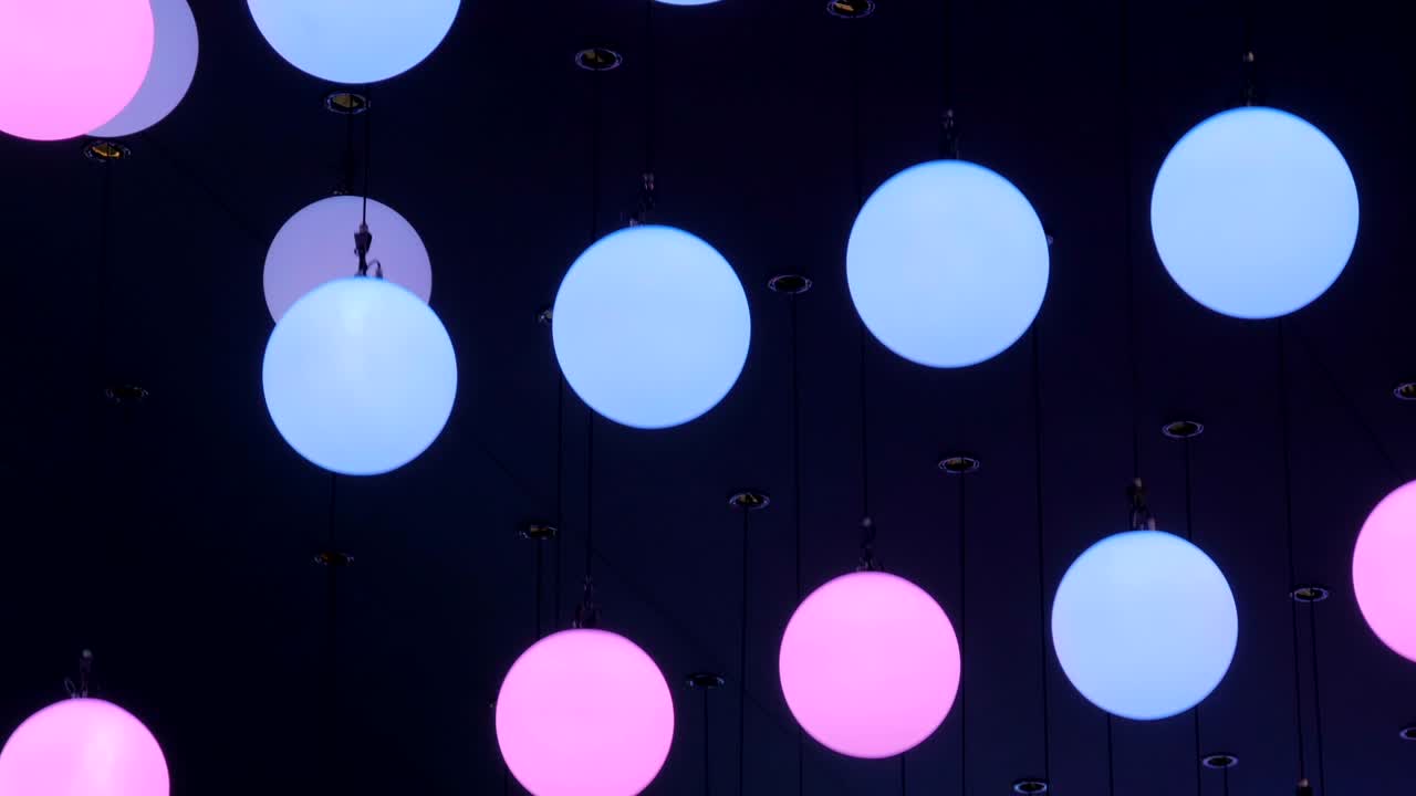 천장이 움직이는 led 공