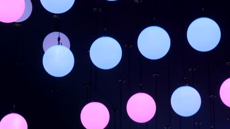 bolas de led que se mueven en el techo