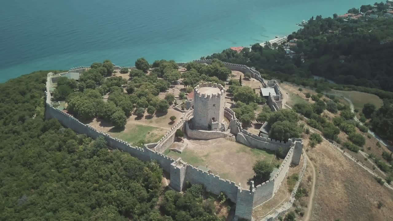 Vista aerea di un castello in riva al mare
