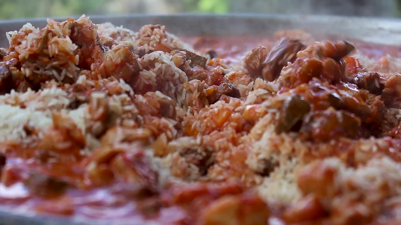 paella "en preparación" comida tradicional española