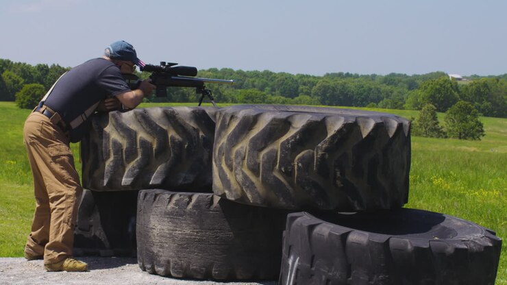 Un tiratore scelto prende la mira e spara con il fucile al punto di tiro durante una gara Precision Rifle Series a Leach, Oklahoma.