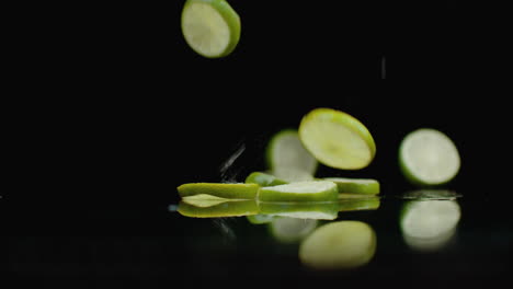 Saftige-Bundscheiben-Fallen-Spiegelnd-Und-Sprühend-Auf-Den-Tisch.-Grüner-Limettenring-In-Zeitlupe.