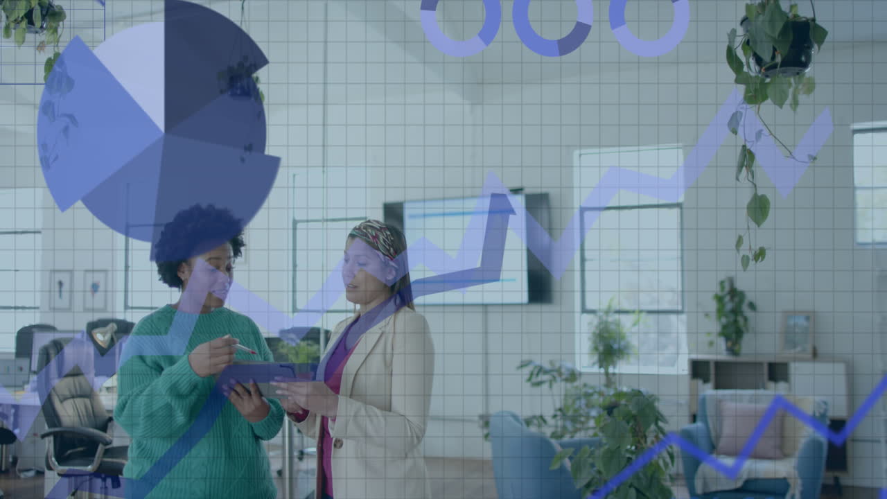 다양한 여성 동료들이 캐주얼 사무실에서 토론하는 인터페이스에 대한 데이터 처리