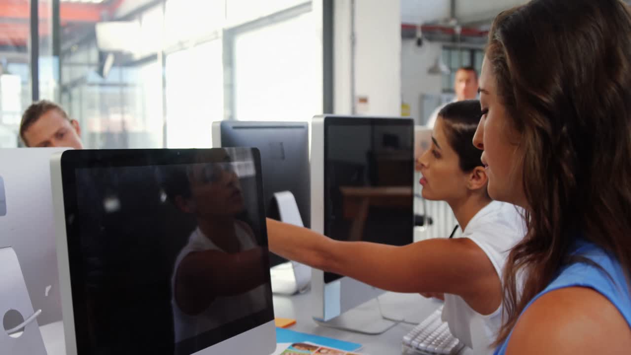 mujeres ejecutivas de negocios que trabajan con computadora