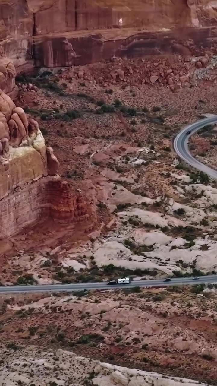 Strada tortuosa tra le formazioni di roccia rossa a Moab, nello Utah, in una giornata di sole