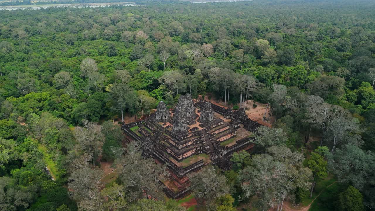 Drone kiertää vasemmalle Pre Rup -temppelin ympäri, ja Siem Reapissa näkyy viidakon latvus ja horisontti