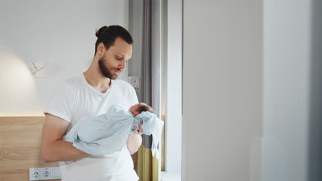 padre sosteniendo al recién nacido
