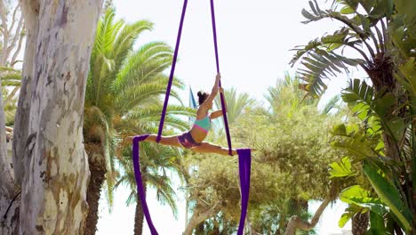 joven acrobática haciendo un baile exótico