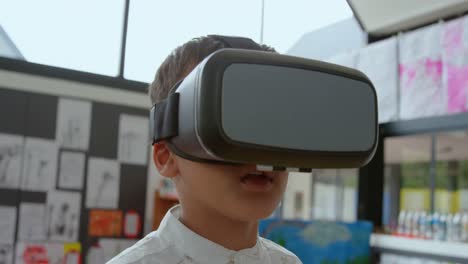 Vorderansicht-Eines-Asiatischen-Schülers,-Der-Im-Klassenzimmer-Der-Schule-Ein-Virtual-Reality-Headset-Verwendet,-4K