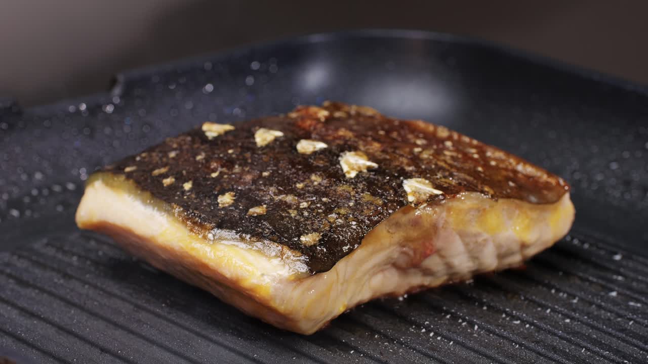 pescado a la parrilla en una sartén