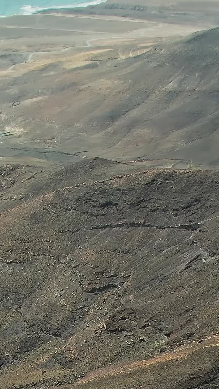Terra vulcanica e scarsa vegetazione secca.