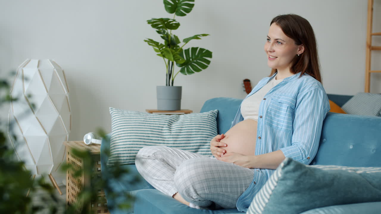 임신 한 여자는 그녀의 아랫 배를 만지고
