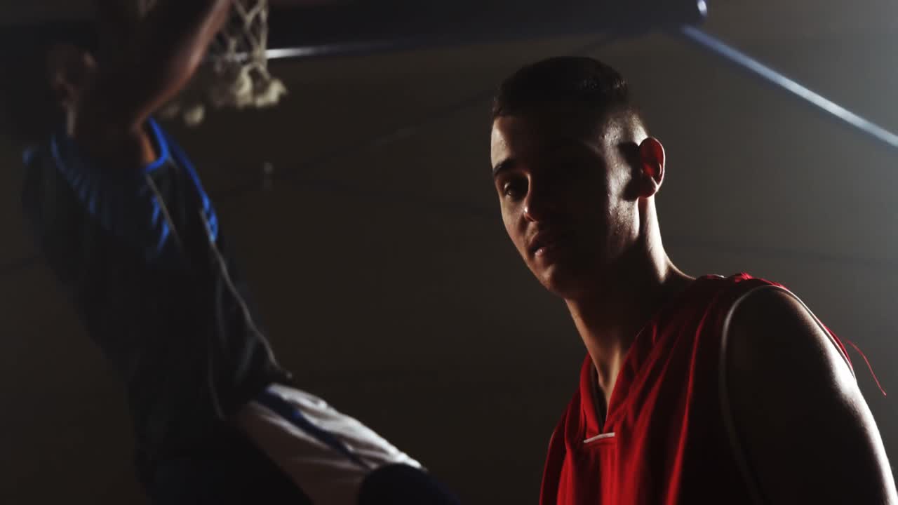 농구 선수 가 경쟁자 를 바라보는 초상화