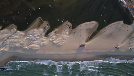 Langsame-Drohnen-Schossen-über-Den-Köpfen-Von-Kiteboardern,-Die-Am-Strand-In-Combuco,-Brasilien,-Surften