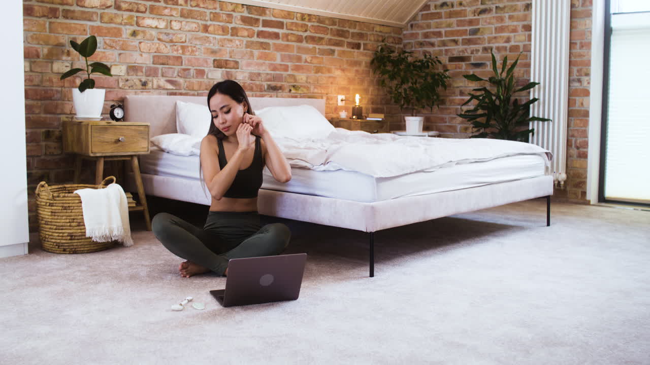 женщина в спальне