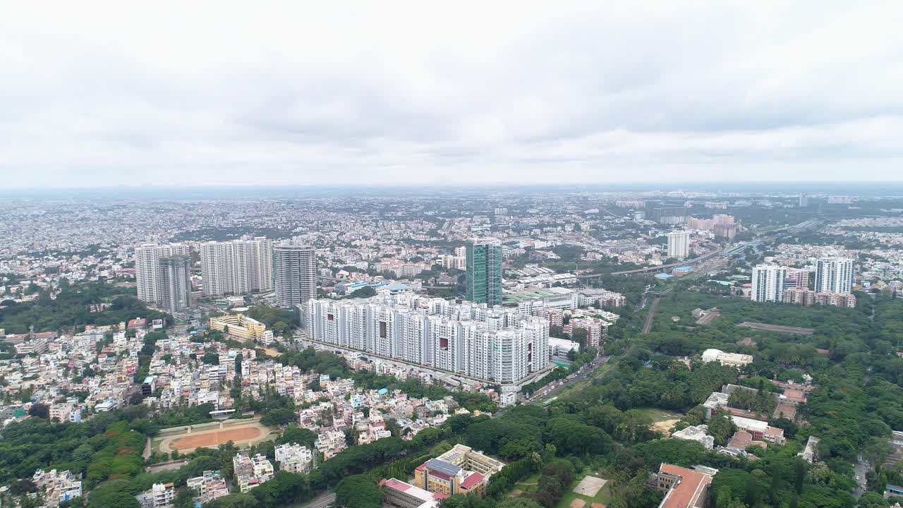 Ripresa aerea in avvicinamento a un complesso residenziale nella città di Bangalore, India.