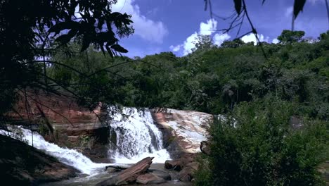 dolly en movimiento en una hermosa cascada en cámara lenta