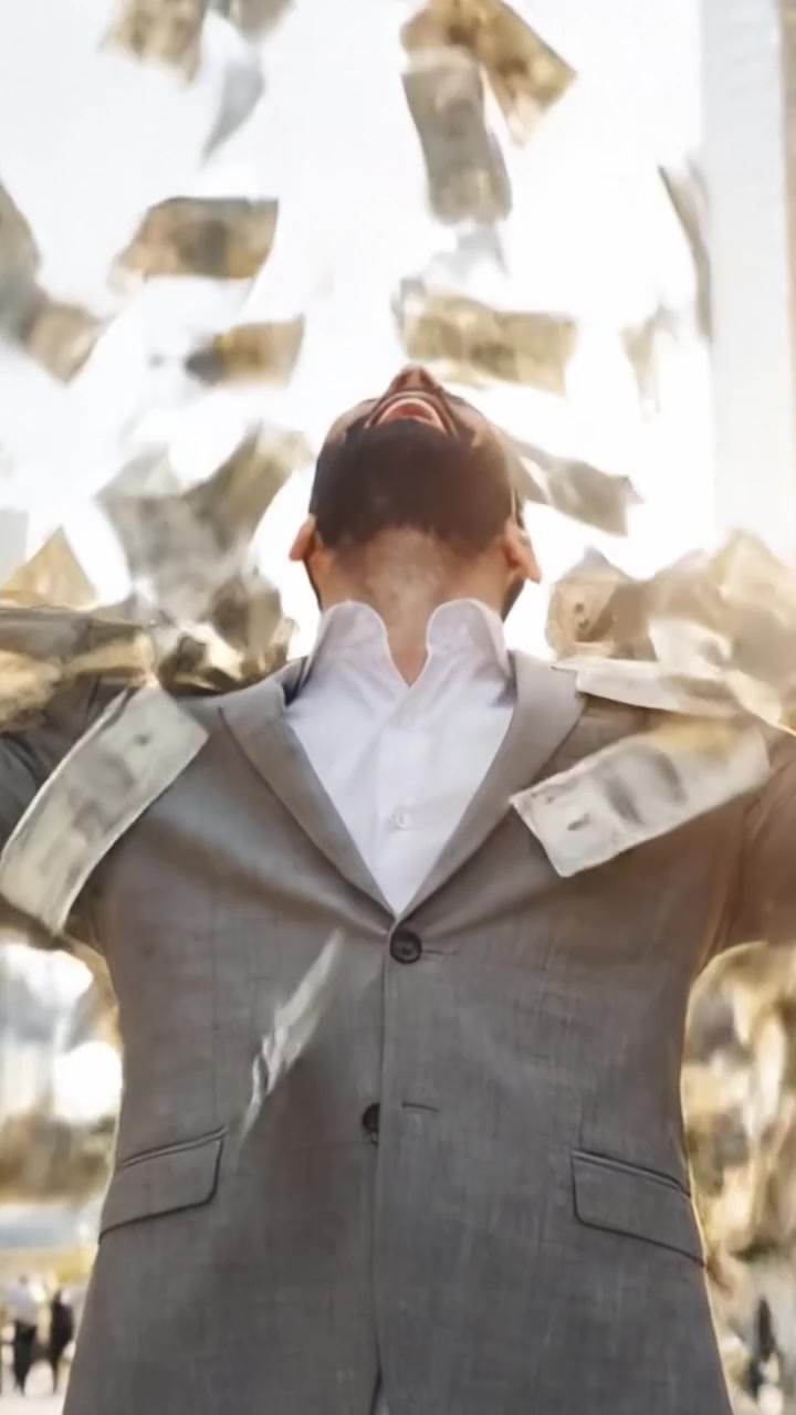 Uomo sicuro di sé che mostra con gioia la sua ricchezza e il suo stile, ostentando denaro in un vivace paesaggio urbano, a simboleggiare successo e prosperità in un mondo moderno.