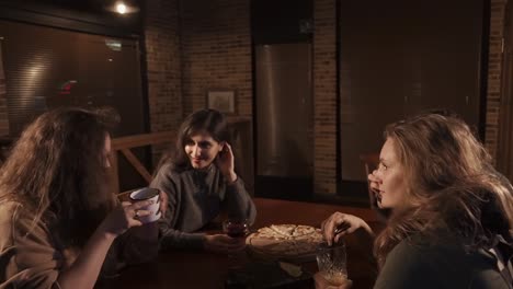 amigos disfrutando de una cena de pizza en un bar acogedor