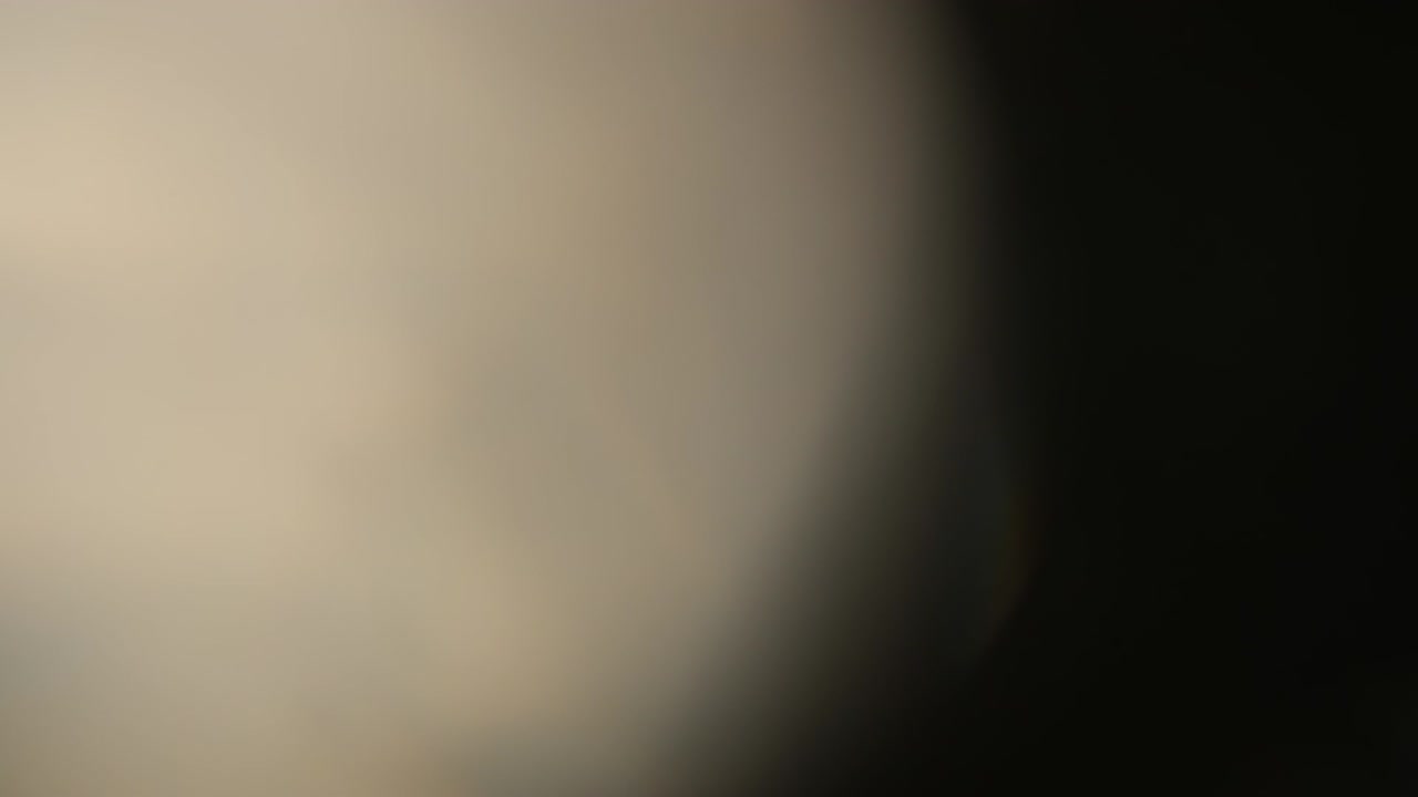 추상적인 빛이 검은 바탕에 누출됩니다.