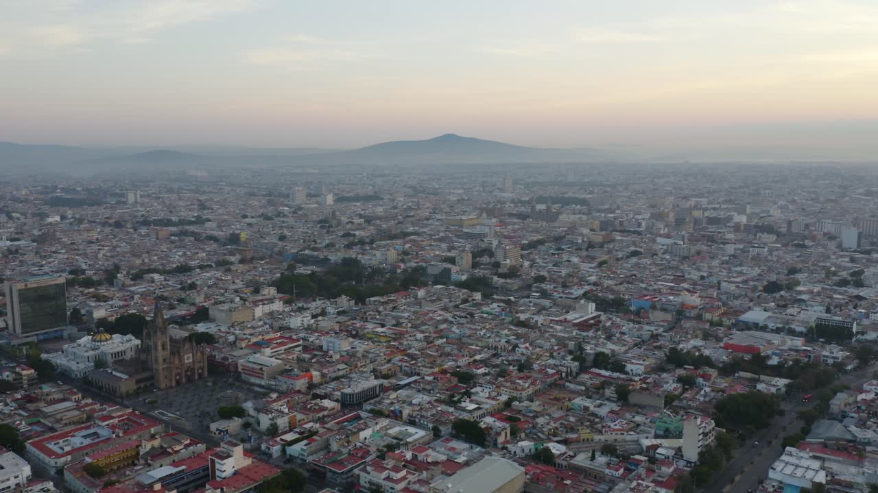 Splendida ripresa aerea di Guadalajara, Messico, con una montagna in lontananza.