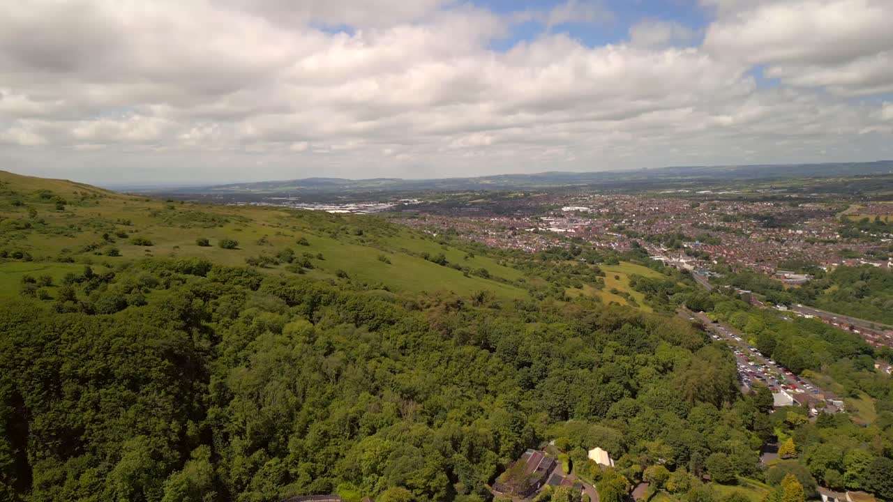 fotografía aérea de belfas desde la perspectiva de cavehill, belfast en un día soleado
