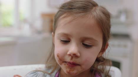 Süßes-Kleines-Mädchen-Mit-Mit-Schokolade-Bedeckten-Händen,-Das-Sich-Die-Finger-Leckt-Und-Spaß-Beim-Backen-In-Der-Küche-Hat.-Unartiges-Kind,-Das-Zu-Hause-Leckere-Leckereien-Genießt