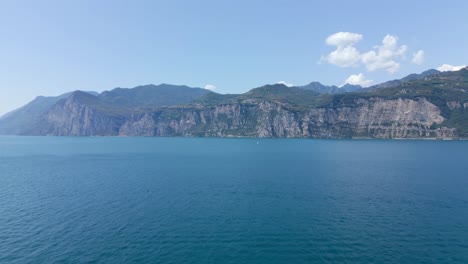 Las-Increíbles-Vistas-A-La-Montaña-Desde-La-Costa-De-Malcesine,-Italia