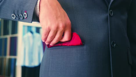 imágenes de ropa de moda cinematográfica de 4k del interior del bolsillo de un traje en una tienda de sastre