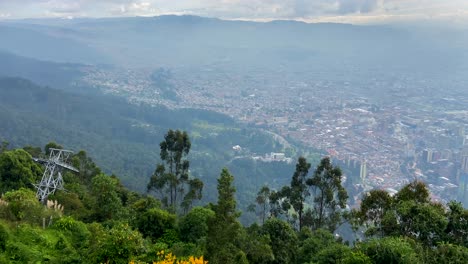 Famosas-Vistas-De-La-Ciudad-De-Bogotá-Desde-El-Mirador-Del-Cerro-Monserrate.