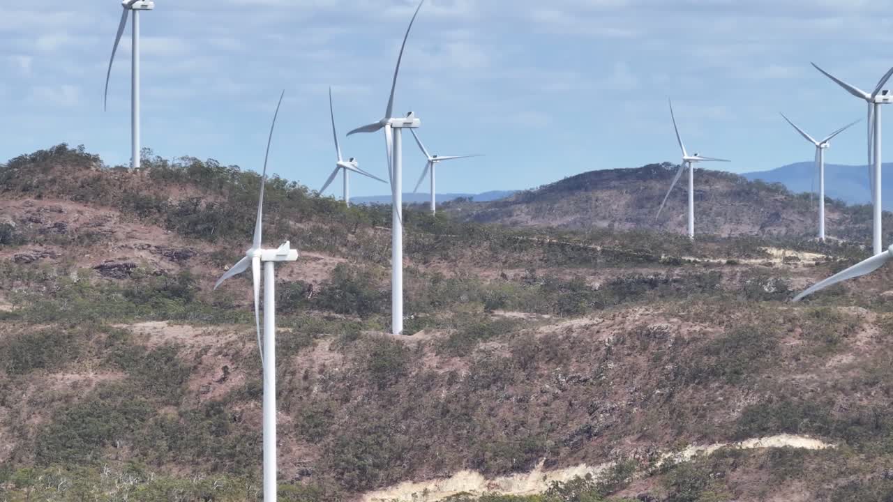 turbinas eólicas giratorias en el parque eólico de mount emerald, australia. producción de energía eléctrica, avión no tripulado de cerca
