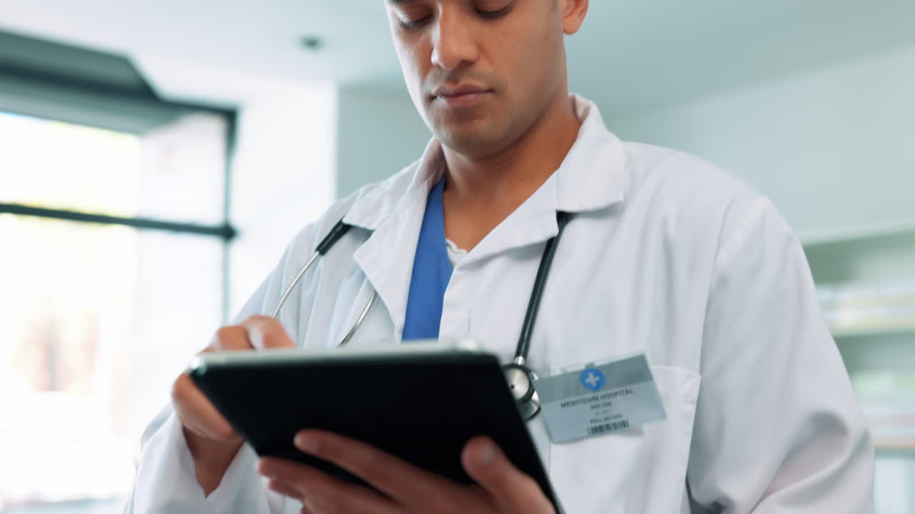 pensar, médico y escribir en una tableta médica