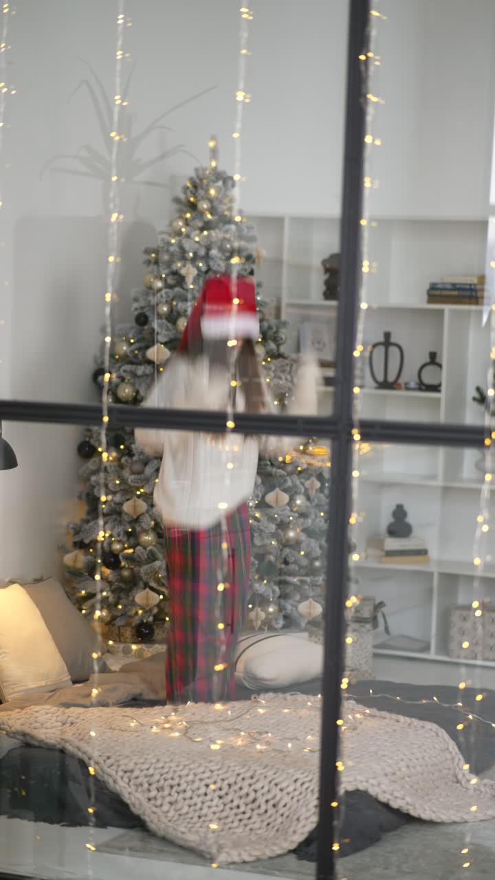 niño saltando con el espíritu navideño