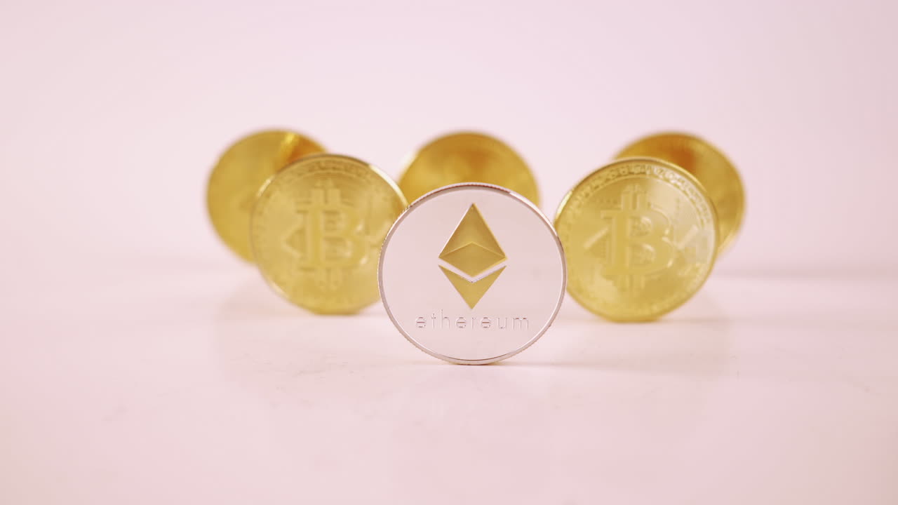 monete bitcoin ed ethereum in piedi su un tavolo - moneta di criptovaluta