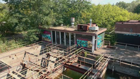 Langsamer-Schwenk-Nach-Links-Um-Das-Kontrollgebäude-Herum