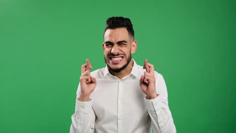 excitado hombre de negocios deseando con los dedos cruzados