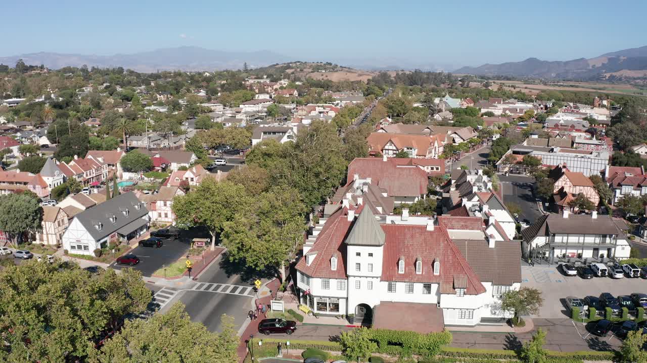 toma panorámica aérea baja de la pintoresca ciudad danesa de solvang en el centro de california