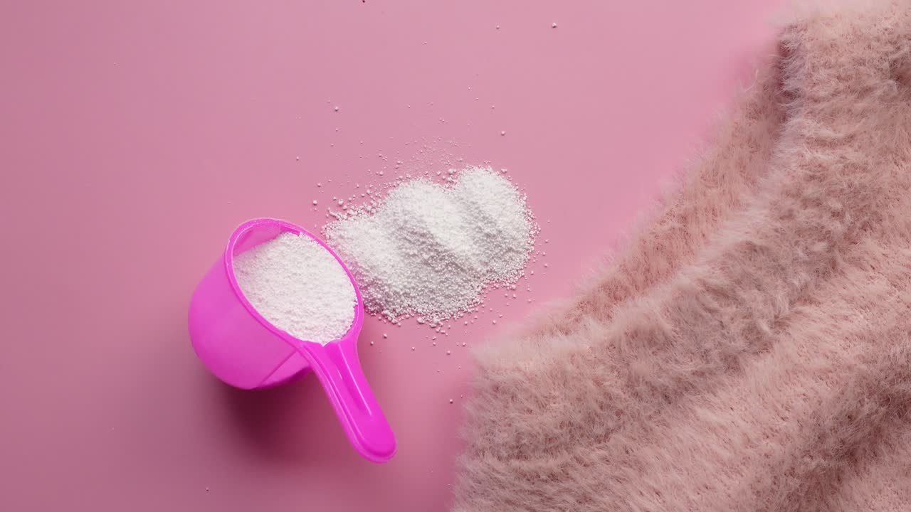 detergente para la ropa y telas de color rosa