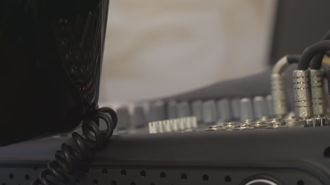 방송 스튜디오의  ⁇ 싱 콘솔에서 채널을 전환하는 것