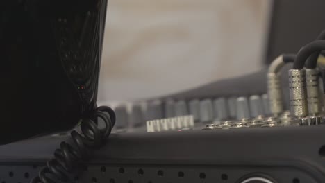 cambiar de canal en la consola de mezcla en el estudio de radiodifusión